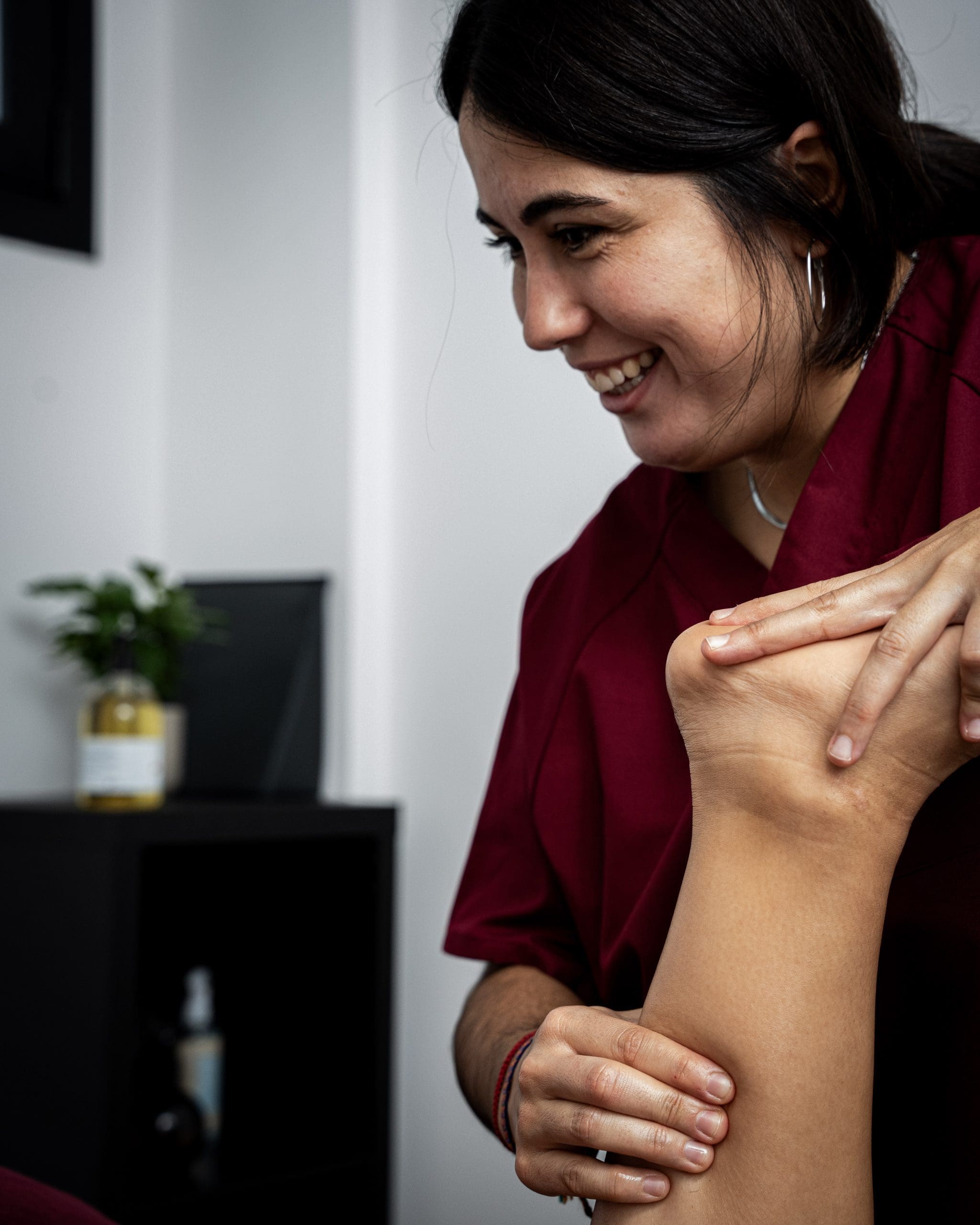 Sesión de terapia manual con Uxue Agirre, fisioterapeuta colegiada nº3580 en Zutittu Oñati